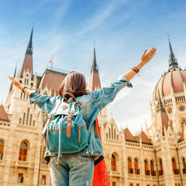 woman-hungarian-parliament-budapest-h_1721831_20240830104107